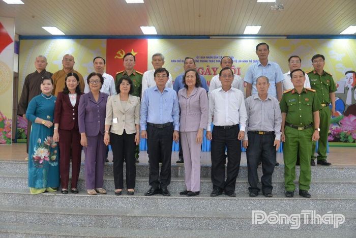 Đại biểu chụp ảnh lưu niệm.