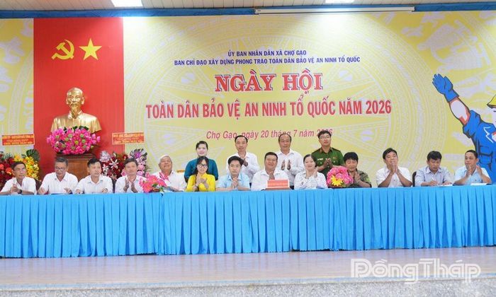 Đại diện 13 ấp trên địa bàn xã tham gia ký kết giao ước thi đua.
