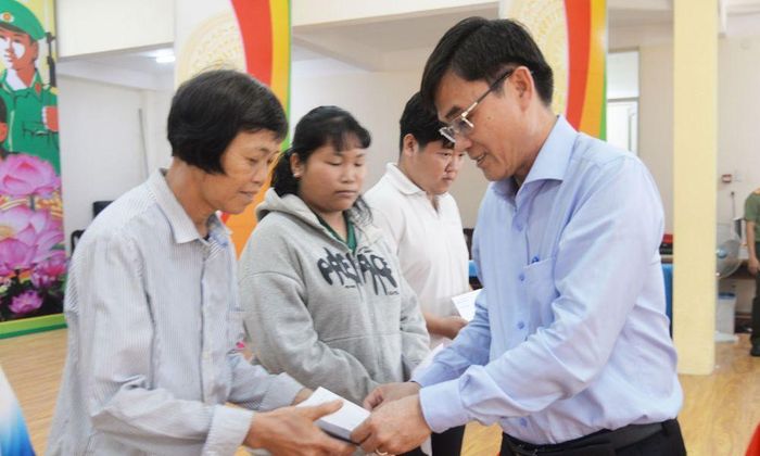 Đồng chí Nguyễn Văn Mười trao quà cho các hộ có hoàn cảnh khó khăn trên địa bàn xã.