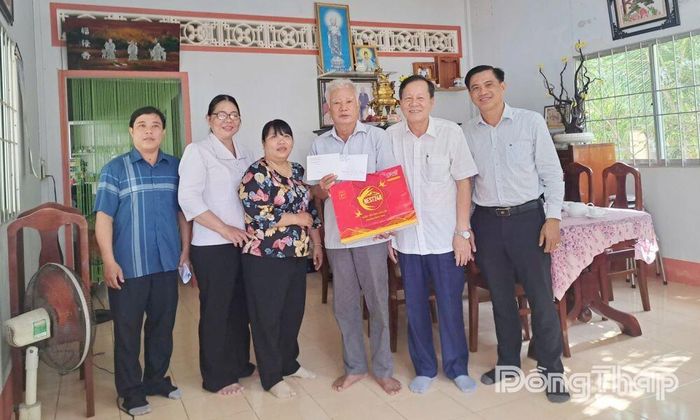 Đồng chí Phan Văn Hợp thăm hỏi, tặng quà thương binh Trần Văn Khương.