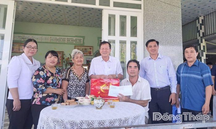 Đồng chí Phan Văn Hợp, Ủy viên Ban Thường vụ Tỉnh ủy, Bí thư Đảng ủy phường Hồng Ngự thăm hỏi, tặng quà thương binh Lê Thanh Hùng.