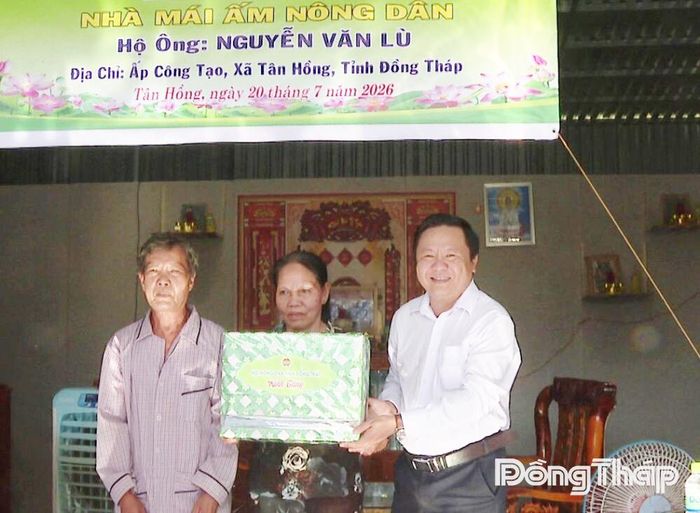Đại diện Hội Nông dân tỉnh Đồng Tháp bàn giao "Mái ấm nông dân" cho hộ ông Nguyễn Văn Lù.