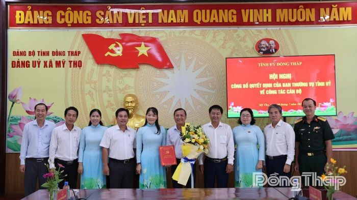 Đồng chí Phạm Thị Ngọc Đào, Tỉnh ủy viên, Giám đốc Sở Nội vụ tỉnh Đồng Tháp trao Quyết định phân công phụ trách điều hành Đảng ủy xã Mỹ Thọ cho đồng chí Hồ Văn Tùng.