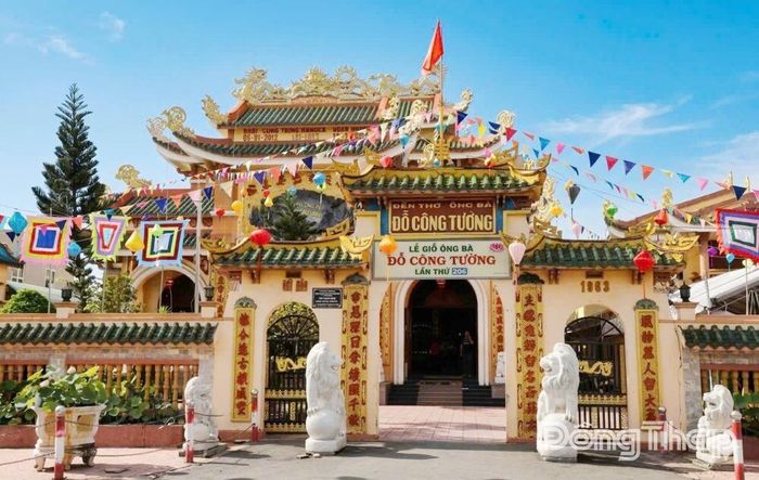 Đền thờ ông, bà Đỗ Công Tường tọa lạc tại đường Lê Lợi, phường Cao Lãnh được xếp hạng Di tích lịch sử - văn hóa quốc gia.