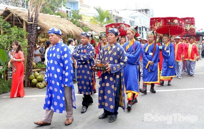 Lễ nghinh sắc theo nghi thức dân gian truyền thống.