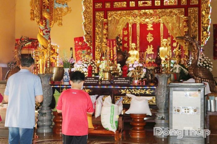 Người dân đến viếng ông, bà Đỗ Công Tường.