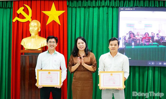 Đồng chí Ngô Thị Ngọc Hạnh trao Bằng khen của Chủ tịch UBND tỉnh cho các cá nhân có thành tích trong công tác từ năm 2024 – 2025.