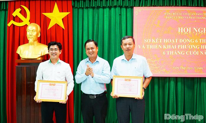 Đồng chí Minh Quốc Duy trao tặng danh hiệu “Tập thể lao động xuất sắc” năm 2025.