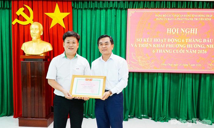 Đồng chí Đoàn Văn Phương trao danh hiệu “Chiến sĩ thi đua cấp tỉnh” cho cá nhân vì có thành tích tiêu biểu xuất sắc trong công tác giai đoạn 2023 – 2025.