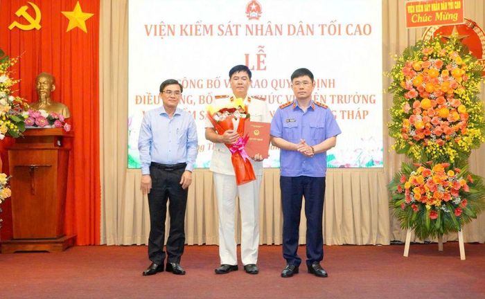 Đồng chí Nguyễn Đức Thái, Phó Viện trưởng Viện Kiểm sát nhân dân tối cao (bìa phải) và đồng chí Nguyễn Văn Mười, Phó Bí thư Tỉnh ủy, Trưởng Ban Tổ chức Tỉnh ủy trao Quyết định điều động, bổ nhiệm và tặng hoa chúc mừng ông Phạm Thanh Từng.