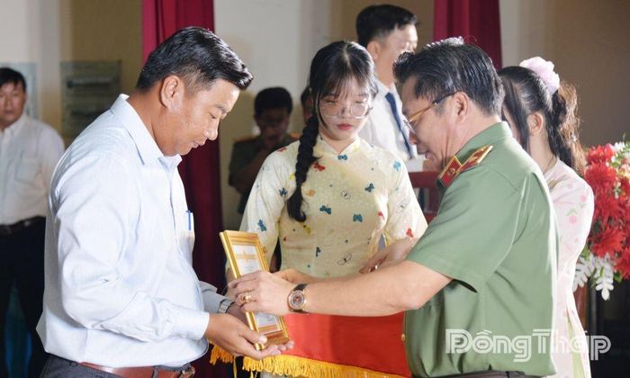 Trao Giấy khen của Công an tỉnh cho tập thể, cá nhân.