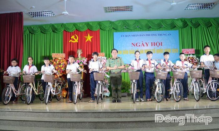 Tặng xe đạp cho học sinh có hoàn cảnh khó khăn.