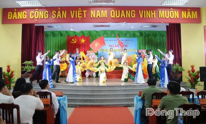 Biểu diễn văn nghệ chào mừng ngày hội.