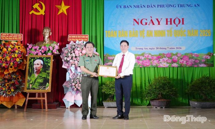 Thiếu tướng Lâm Phước Nguyên trao Bằng khen của Chủ tịch UBND tỉnh cho tập thể phường Trung An.
