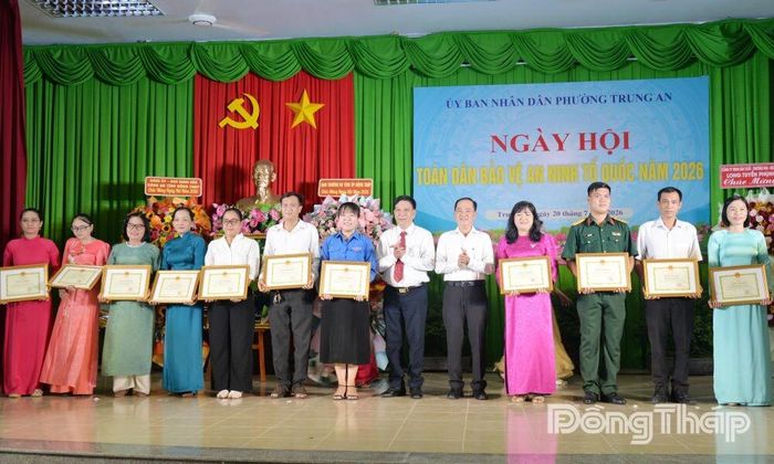 Trao Giấy khen của UBND phường Trung An cho các tập thể và cá nhân.