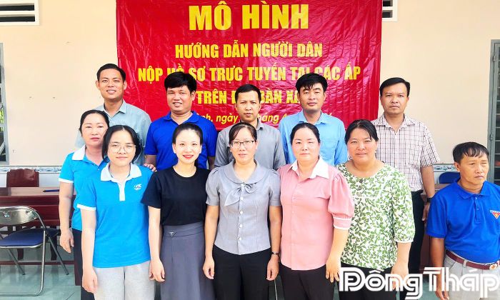 Ra quân mô hình hướng dẫn người dân nộp hồ sơ trực tuyến tại các ấp.
