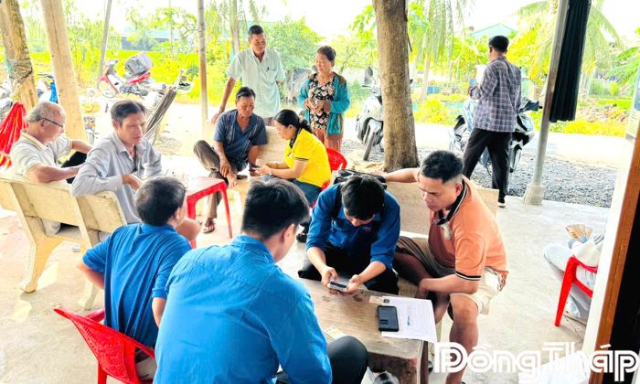 MTTQ và các đoàn thể xã phối hợp Ban lãnh đạo ấp đến hộ dân hướng dẫn cài đặt chữ ký số công cộng.