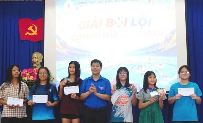 Khánh Ngân (thứ 3 từ phải sang) chinh phục được 2 huy chương trong cùng một giải đấu. Ảnh: D.L