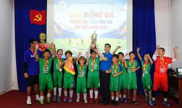 Niềm vui của tập thể đội U11 MM Quy Nhơn 1 khi trở thành nhà vô địch Giải Bóng đá thiếu nhi tỉnh Gia Lai lần thứ I-2026. Ảnh: D.L