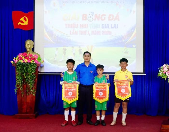 Ban Tổ chức trao giải phụ cho 3 cầu thủ nhí, gồm: Giải cầu thủ xuất sắc (Lưu Hồ Quý - đội U11 MM Quy Nhơn), Vua phá lưới (Đặng Lê Nguyên An - đội U11 MM Quy Nhơn), Thủ môn xuất sắc (Lê Châu Vũ - đội U11 phường Hoài Nhơn Đông). Ảnh: D.L