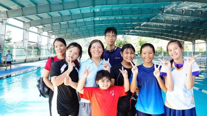 Chị Lệ (bìa trái) luôn sát cánh cùng con trong những ngày diễn ra giải đấu. Ảnh: D.L