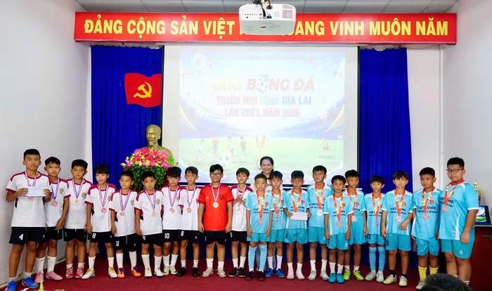 CLB Bóng đá phường Bình Định (áo trắng) và Đội U11 phường Hoài Nhơn (xanh da trời) đồng hạng ba chung cuộc. Ảnh: D.L
