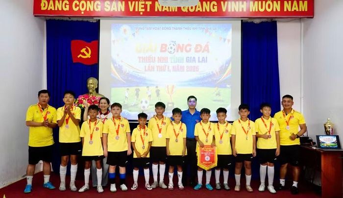 Đội U11 phường Hoài Nhơn Đông đoạt giải Nhì chung cuộc. Ảnh: D.L