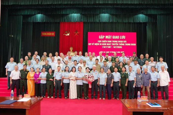 Trung đoàn 925 gặp mặt cựu chiến binh nhân kỷ niệm 59 năm Ngày truyền thống. Ảnh: H.P