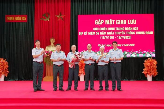 Lãnh đạo Trung đoàn 925 tặng quà lưu niệm cho các cựu chiến binh. Ảnh: H.P