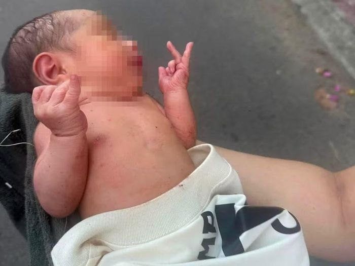 Bé trai thời điểm người dân phát hiện tại khu vực ngã ba Trần Kỳ Phong - Nguyễn Phúc Lan, phường Quy Nhơn Nam. Ảnh: Trần Hiệp