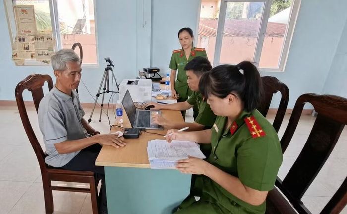 Phường Thống Nhất thu nhận mẫu ADN thân nhân liệt sĩ chưa xác định danh tính. Ảnh: Bá Bính