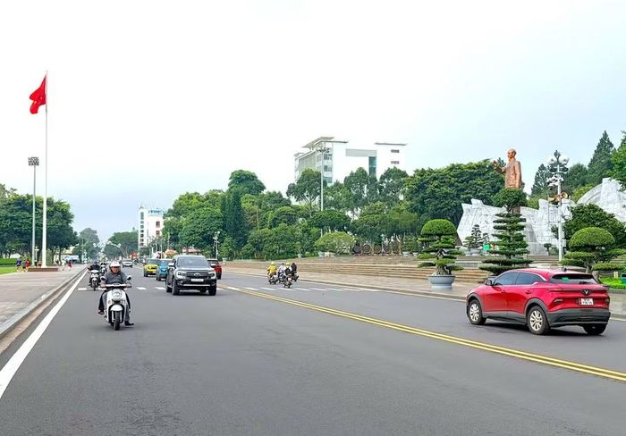 Tuyến đường Trần Hưng Đạo đoạn qua Quảng trường Đại Đoàn Kết sẽ tạm dừng lưu thông từ 6 giờ đến 8 giờ ngày 27-7. Ảnh: Mộc Trà