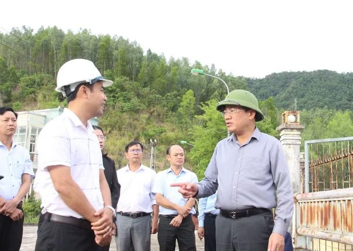 Chủ tịch UBND tỉnh Phạm Anh Tuấn kiểm tra công tác vận hành, tích nước tại hồ chứa Định Bình (xã Vĩnh Thạnh), sáng 9-7. Ảnh: T.L