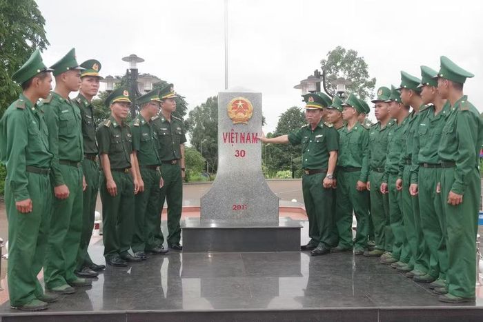 Chiến sĩ mới tham quan, tìm hiểu truyền thống và thực tế công tác quản lý, bảo vệ chủ quyền lãnh thổ tại cột mốc 30. Ảnh: Công Cường