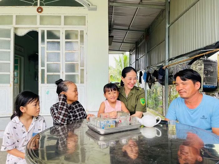 Chị Nguyễn Thị Đạt (thứ 2 từ phải sang) trò chuyện cùng người dân thôn Thắng Lợi 2 (xã Phú Thiện). Ảnh: V.C