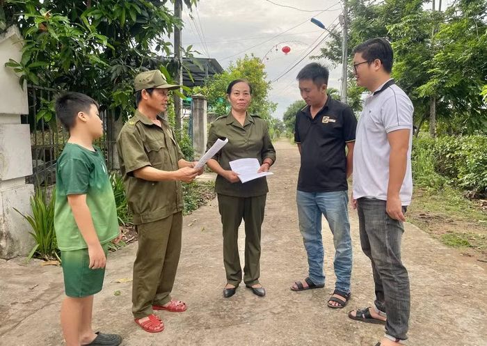 Bà Nguyễn Thị Thủy cùng thành viên Tổ bảo vệ ANTT tổ dân phố 3 (phường Ayun Pa) tuyên truyền, vận động bà con chung tay giữ bình yên tại địa phương. Ảnh: V.C