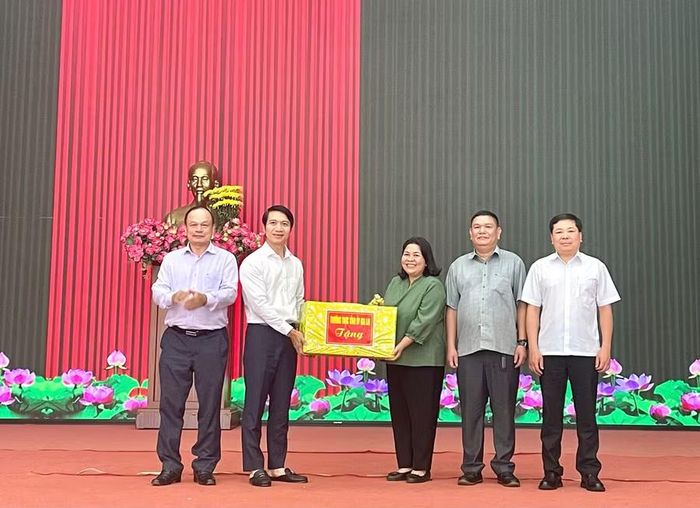 Phó Bí thư Tỉnh ủy, Chủ tịch Ủy ban MTTQ Việt Nam tỉnh Nguyễn Ngọc Lương (thứ 2 từ trái sang) tặng quà cho Đảng ủy xã Đak Đoa. Ảnh: P.D