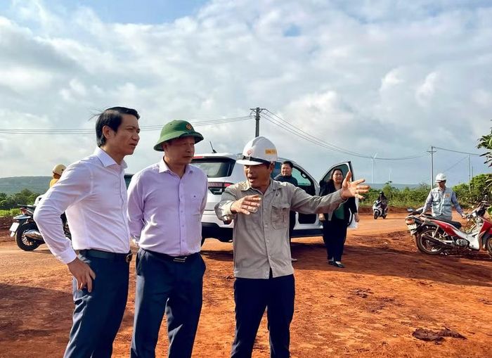 Phó Bí thư Tỉnh ủy Nguyễn Ngọc Lương (bìa trái) và Phó Chủ tịch UBND tỉnh Dương Mah Tiệp (giữa) khảo sát thực tế tại dự án thành phần 3 thuộc Dự án đường bộ cao tốc Quy Nhơn - Pleiku đoạn qua địa bàn xã Đak Đoa. Ảnh: P.D