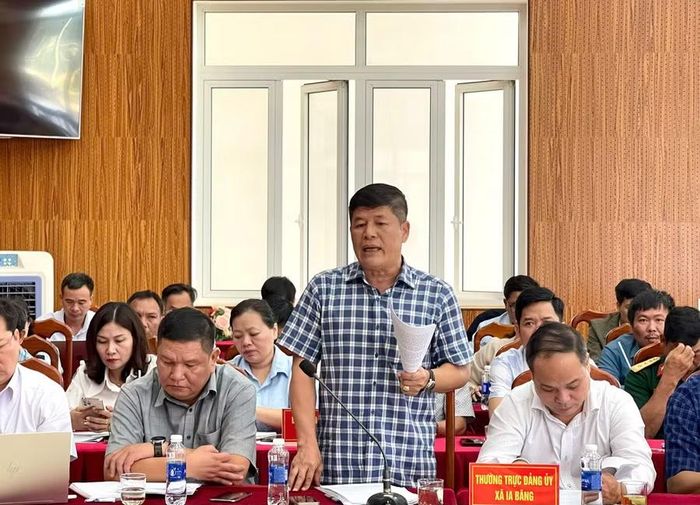 Ông Y Đức Thành - Bí thư Đảng ủy, Chủ tịch HĐND xã Ia Băng tham gia ý kiến tại buổi làm việc. Ảnh: P.D
