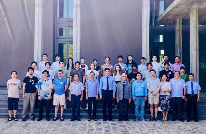 Các đại biểu chụp hình lưu niệm. Ảnh: Nhật trường