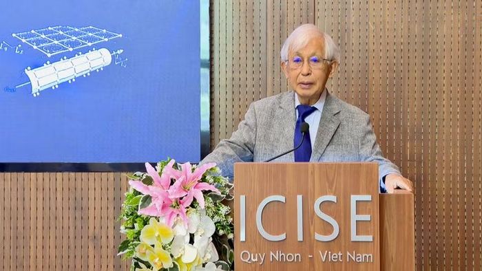 GS. Trần Thanh Vân phát biểu tại Trường học. Ảnh: Nhật Trường