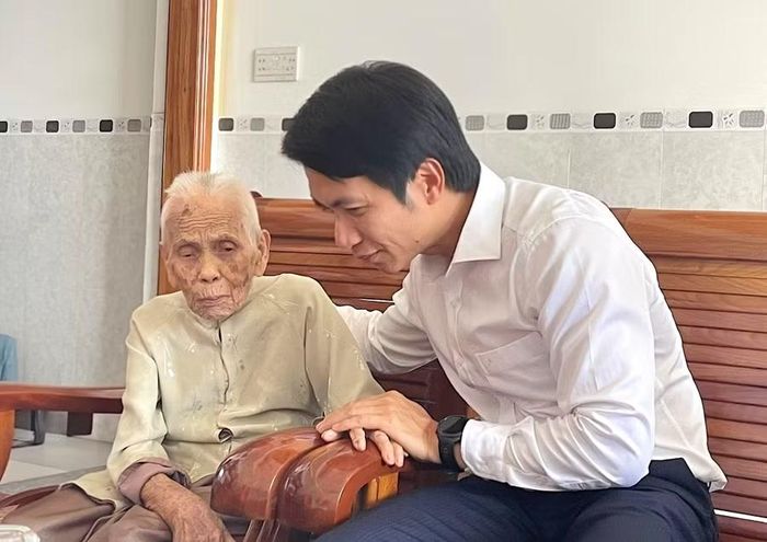 Phó Bí thư Tỉnh ủy Nguyễn Ngọc Lương ân cần hỏi thăm sức khỏe Mẹ Việt Nam anh hùng Lê Thị Hàng (tổ 4, phường An Khê). Ảnh: P.D
