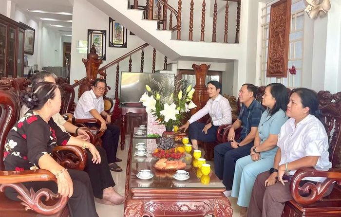 Đoàn công tác của tỉnh Gia Lai thăm hỏi, tặng quà gia đình ông Nguyễn Hữu Nam (phường An Bình). Ảnh: P.D