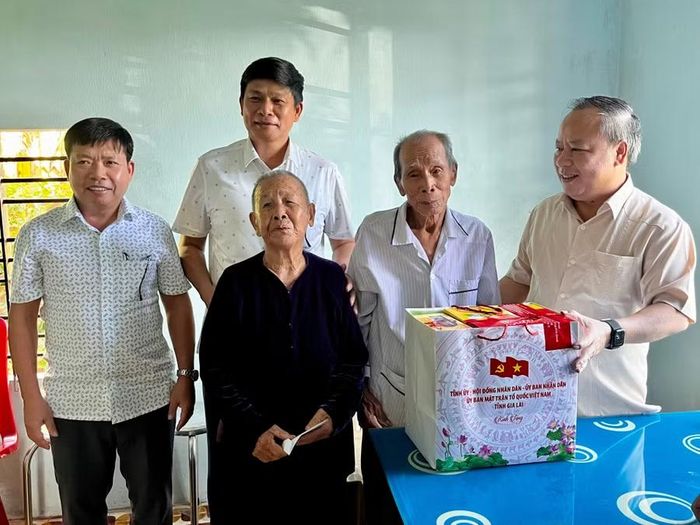  Phó Bí thư Tỉnh ủy Châu Ngọc Tuấn (bìa phải) tặng quà cho thương binh Phạm Văn Bảy (thôn Phước Sơn, xã Tuy Phước Đông). Ảnh: Bình Dương 