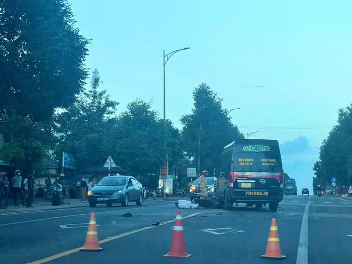 Xe khách va chạm xe máy trên quốc lộ 19 khiến 1 người tử vong. Ảnh: Lê Kim