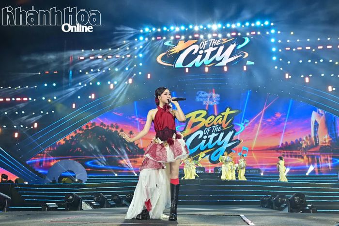 Nữ ca sĩ Thoại Nghi với ca khúc "Dắt anh về nhà".