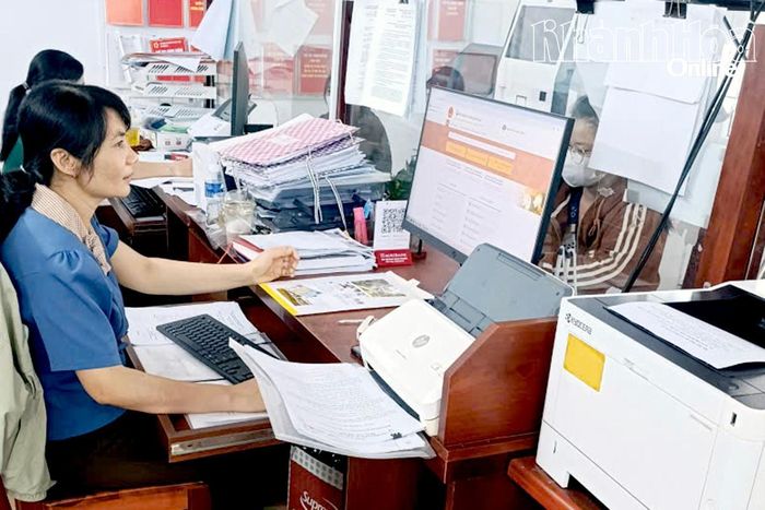 Chuyên viên Trung tâm phục vụ hành chính công xã Phước Hà đang giải quyết thủ tục hành chính cho người dân.