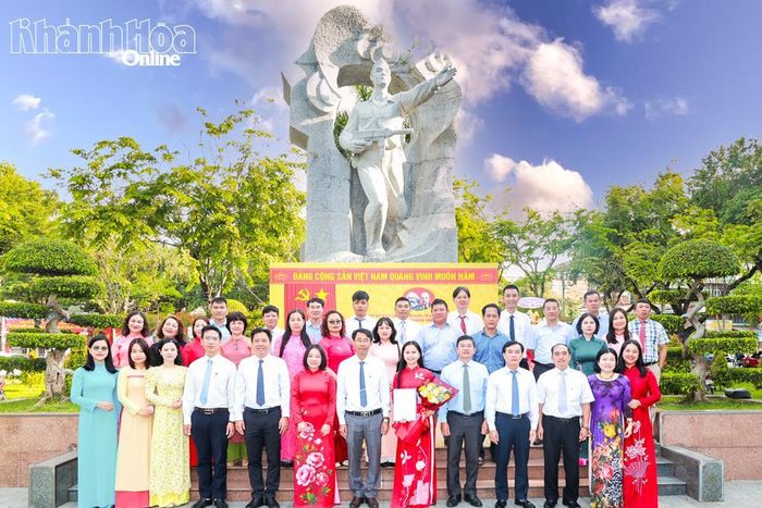 Chi bộ Phòng Thời sự, Đảng bộ Báo và Phát thanh, Truyền hình Khánh Hòa tổ chức lễ kết nạp đảng viên tại Công viên 23 tháng 10. Ảnh: NHÂN TÂM