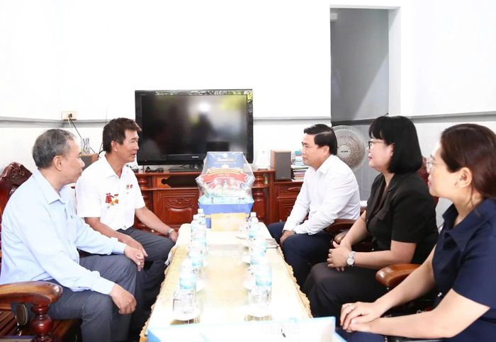 Đồng chí Lâm Đông thăm hỏi sức khỏe, đời sống của thương binh Lê Văn Xuân.