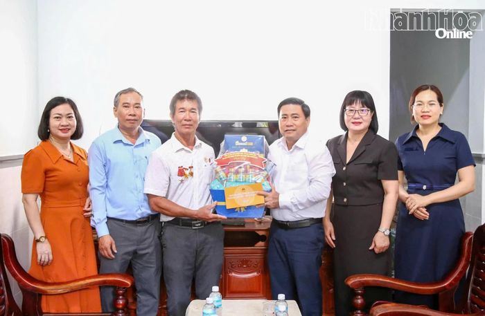 Đồng chí Lâm Đông tặng quà cho thương binh Lê Văn Xuân.